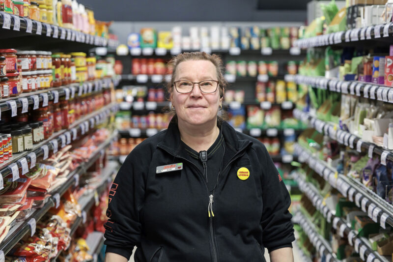 Mari Laasion puolivartalokuva taustalla kaupan hyllyjä.