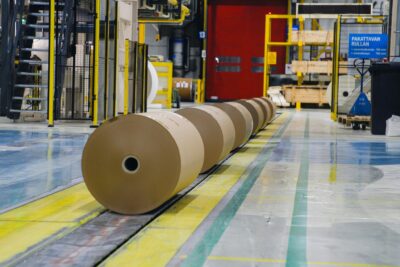 Paperirullia tehtaan lattialla.