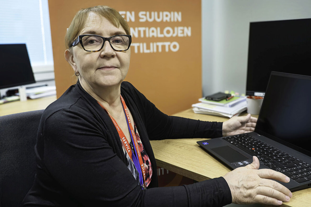 Eini Kirsikka-aho kirjoituspöydän ääressä.