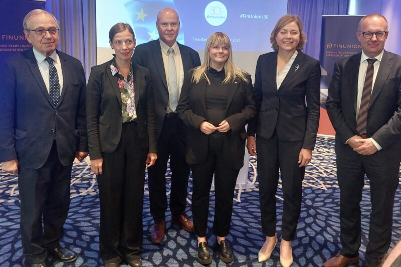 FinUnionsin juhlaseminaarin osallistujia ja puhujia ryhmäkuvassa.