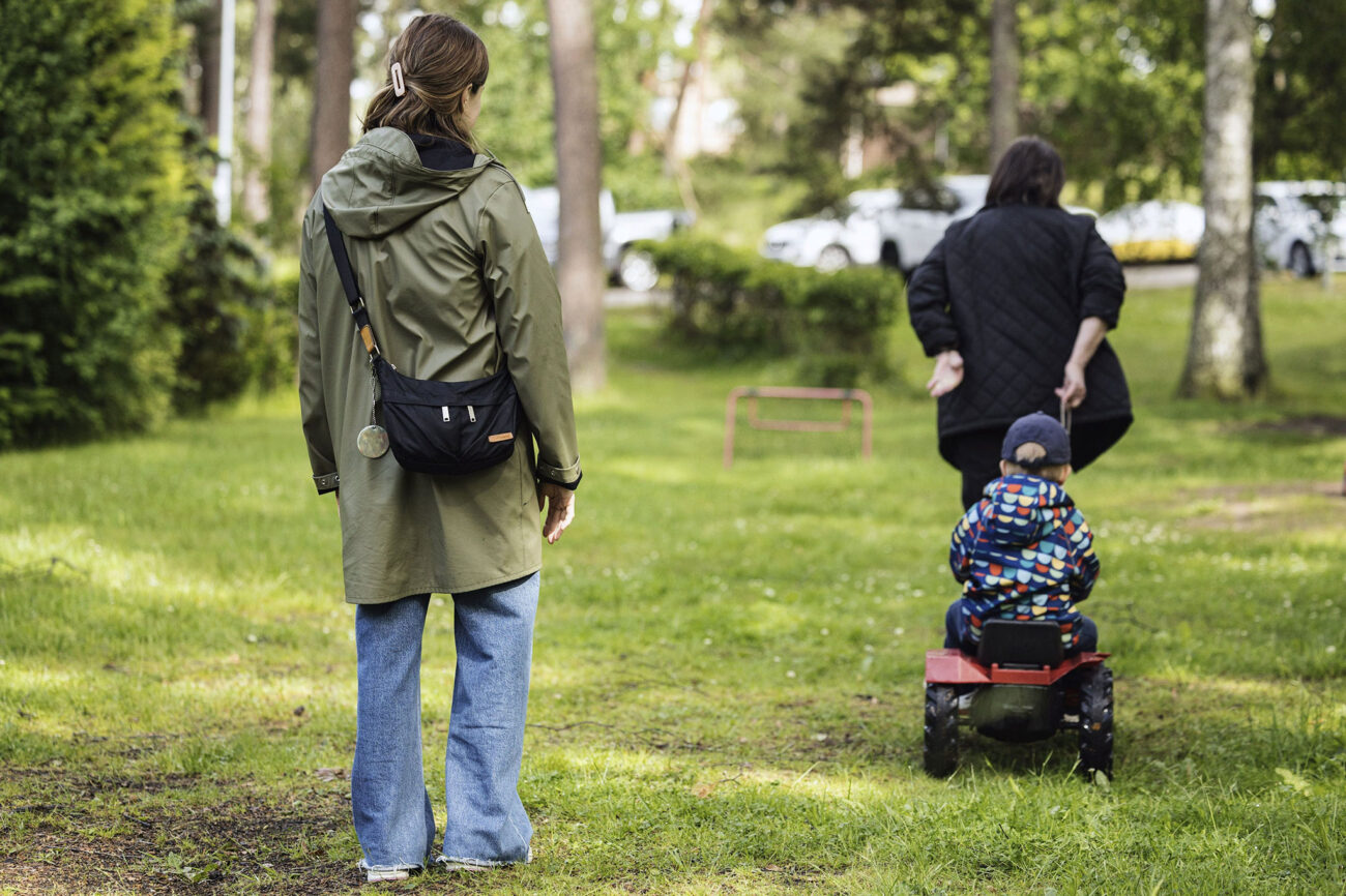 Kaksi naista ja lapsi ulkoilemassa.