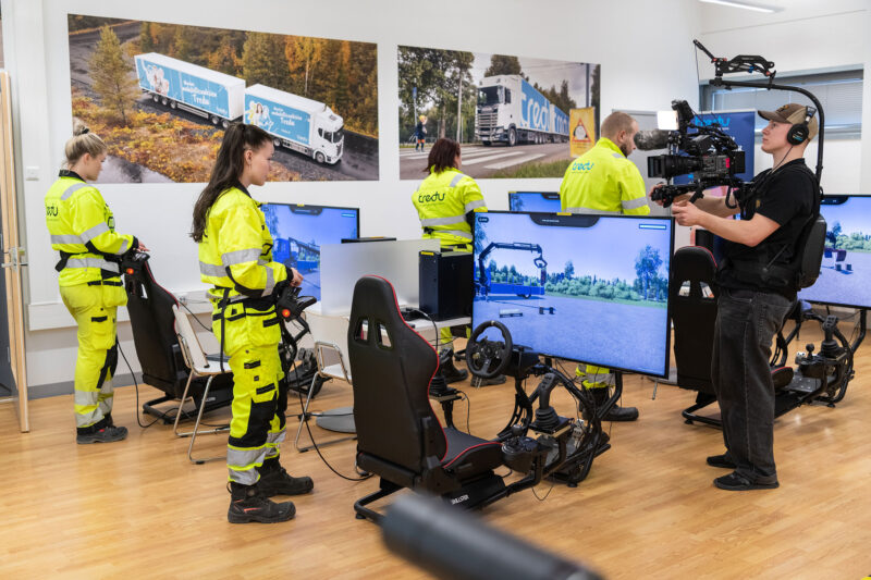 Juuso Kenttala kuvaa luokassa Sella Pessaa ja Netta Kinnusta.