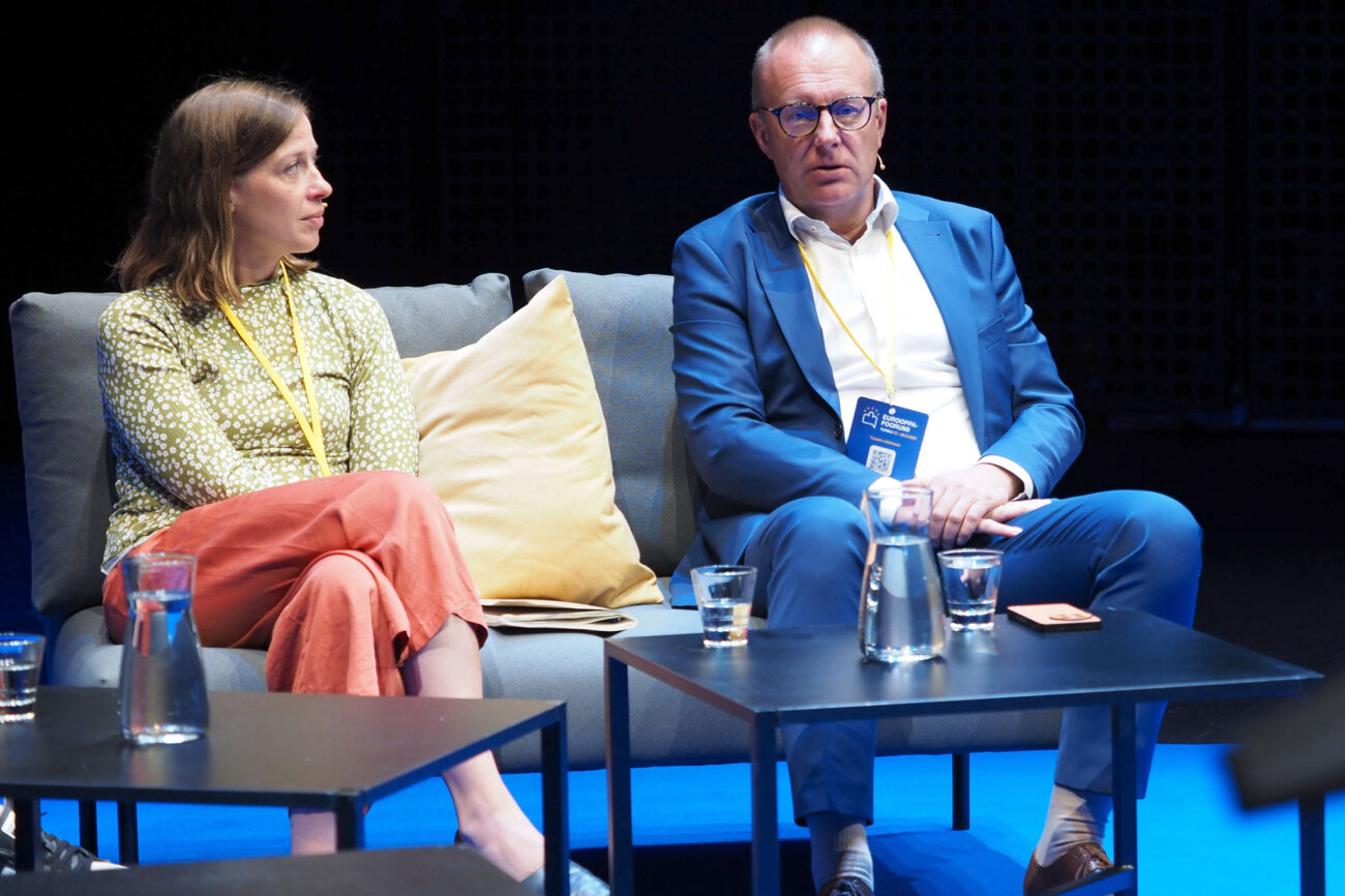 Li Andersson ja Jarkko Eloranta istuvat sohvalla.