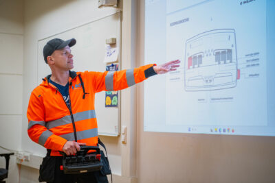 Jorma Eskola puolivartalokuvassa.