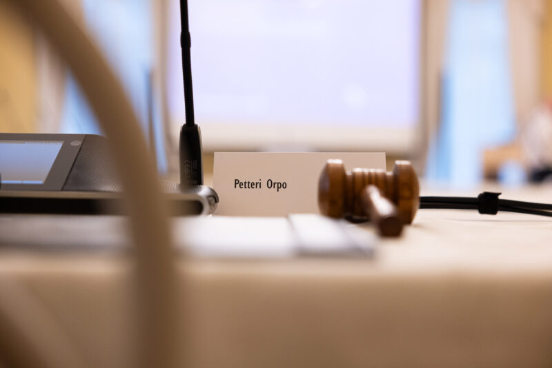 Lähikuva puhemiehen nuijasta ja nimikyltistä, jossa lukee "Petteri Orpo".