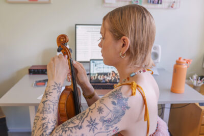 Vilma Jää spänner strängarna på en fiol.