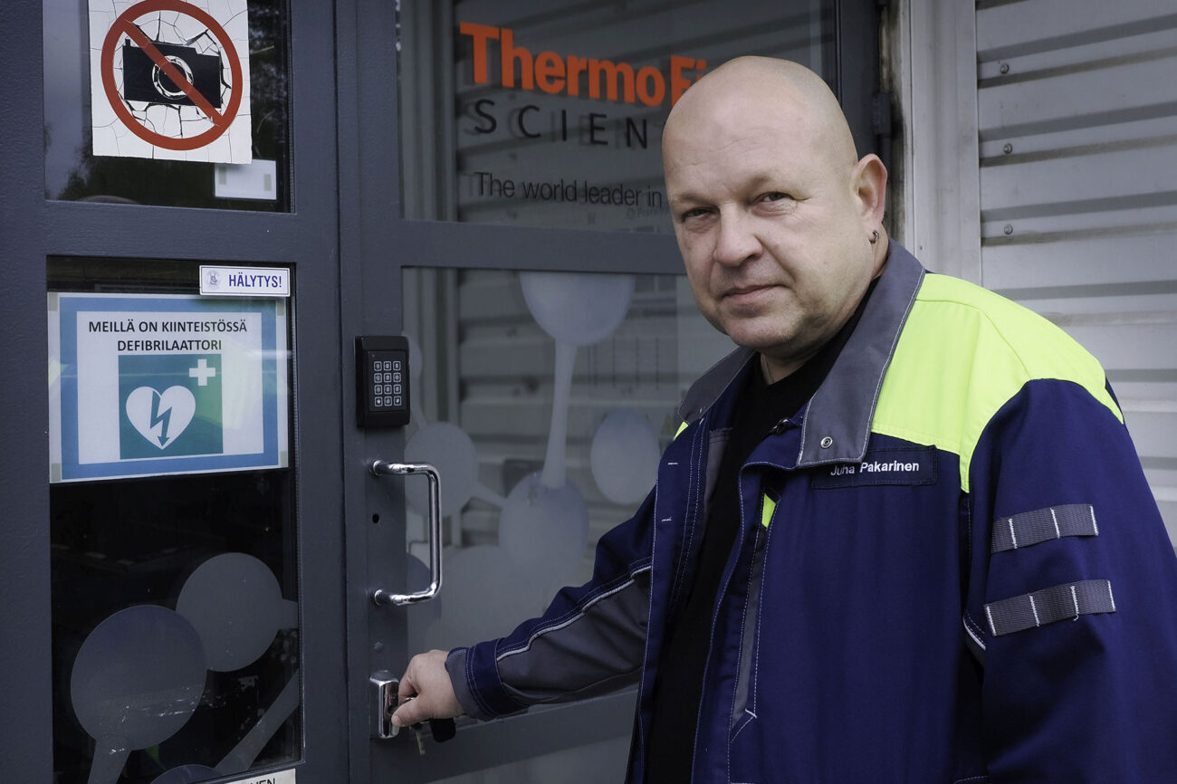 Puolivartalokuva Juha Pakarisesta työpaikkansa ovella.