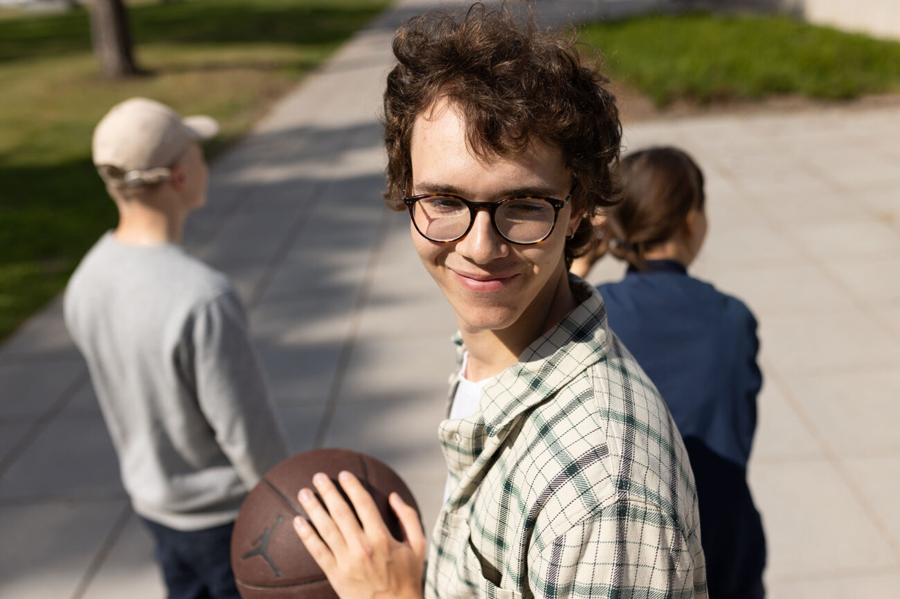 Nuori pallo kädessä.