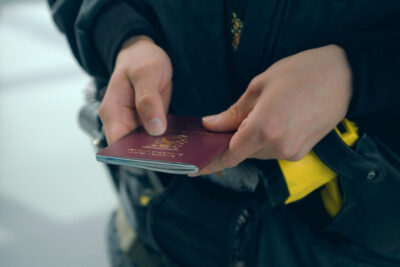 Rajatarkastaja Roope Rasi pitelee käsissään passia.