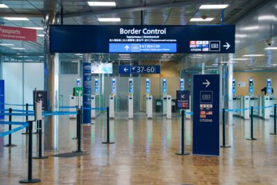 Rajatarkastuspisteen sisäänkäynti, jossa nauhoin merkittyjä kulkuväyliä ja digiportteja.