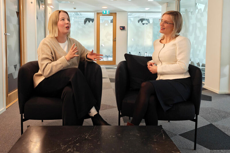 Amanda Haukijärvi ja Marion Easton istuvat nojatuoleissa ja kesksutelevat.