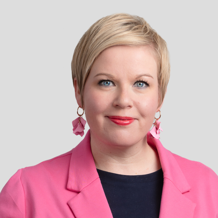 Lähikuva Annika Saarikosta.