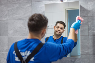 Anton Manninen pyyhkii kylpyhuoneen peiliä.