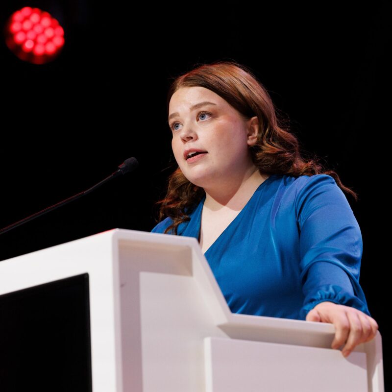 Emilia Kangaskolkka puhujapöntössä.