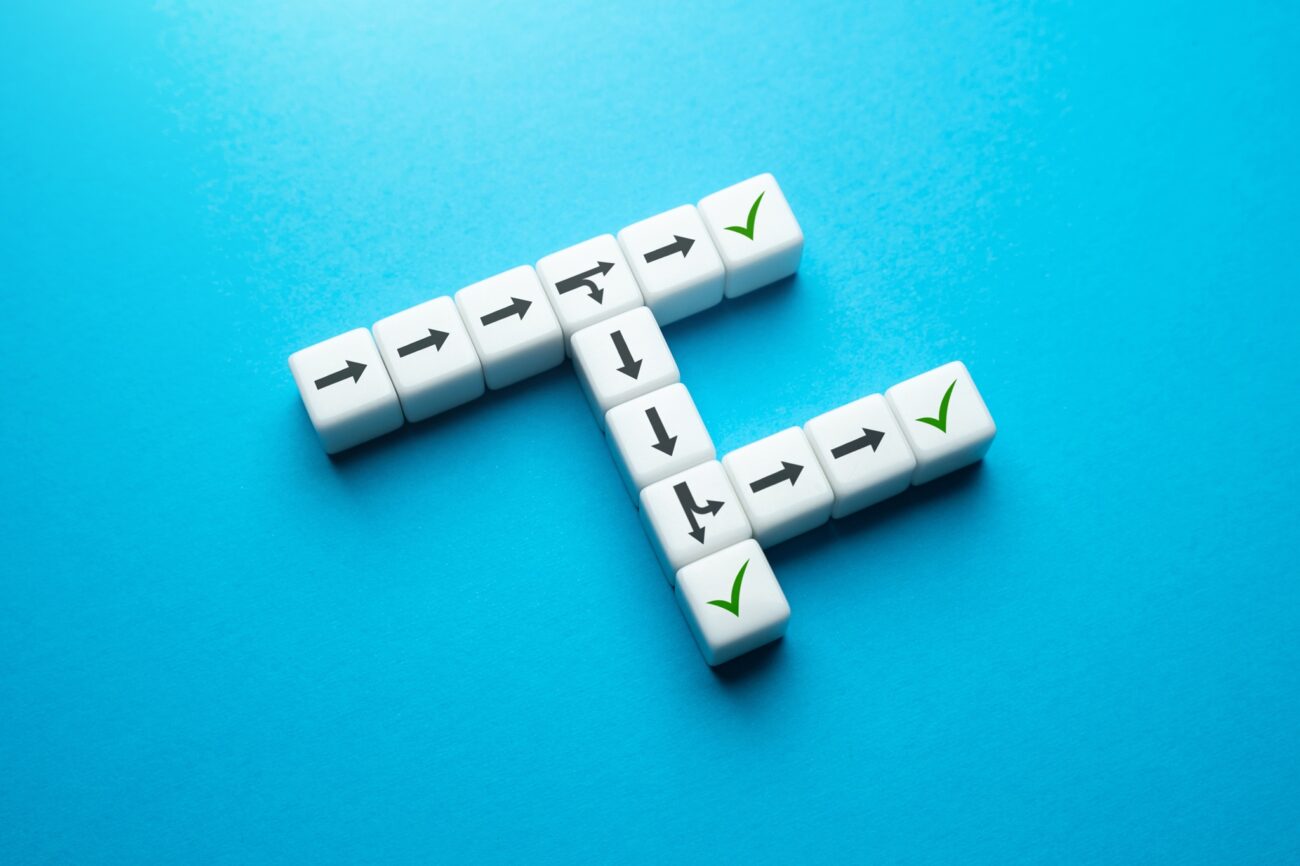 Kuvituskuva, missä on palikkoja. Palikoissa on nuolia ja ne johtavat eri reiteille.