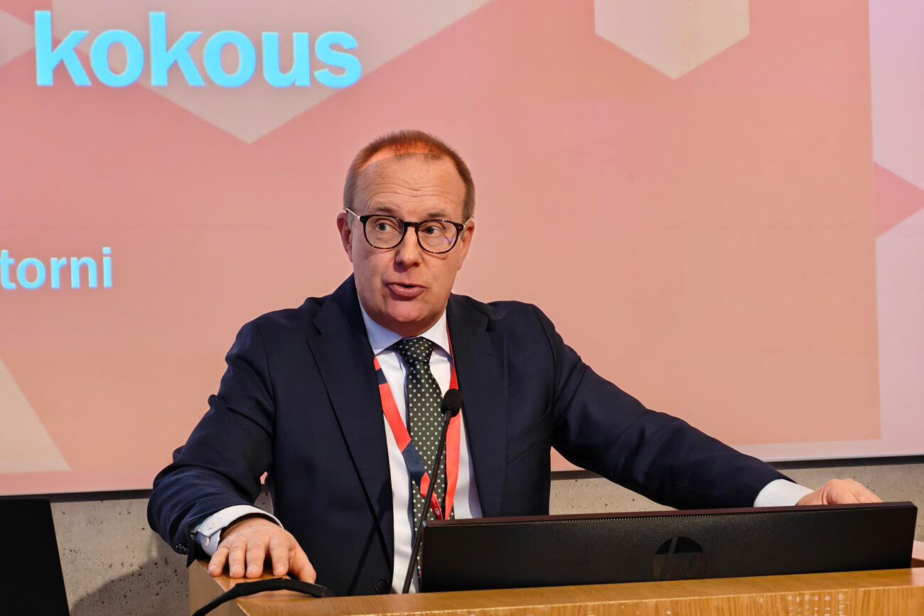 Jarkko Eloranta talar i en mikrofon.