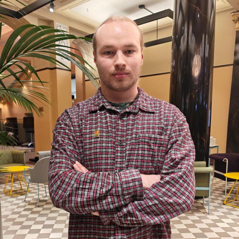 Puolivartalokuva Lassi Beckeristä kädet ristissä.