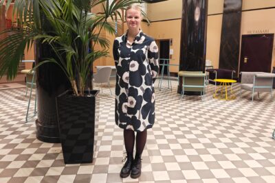 Meri Holmström seisoo ison kirjovehkan vieressä Paasitornin aulassa.