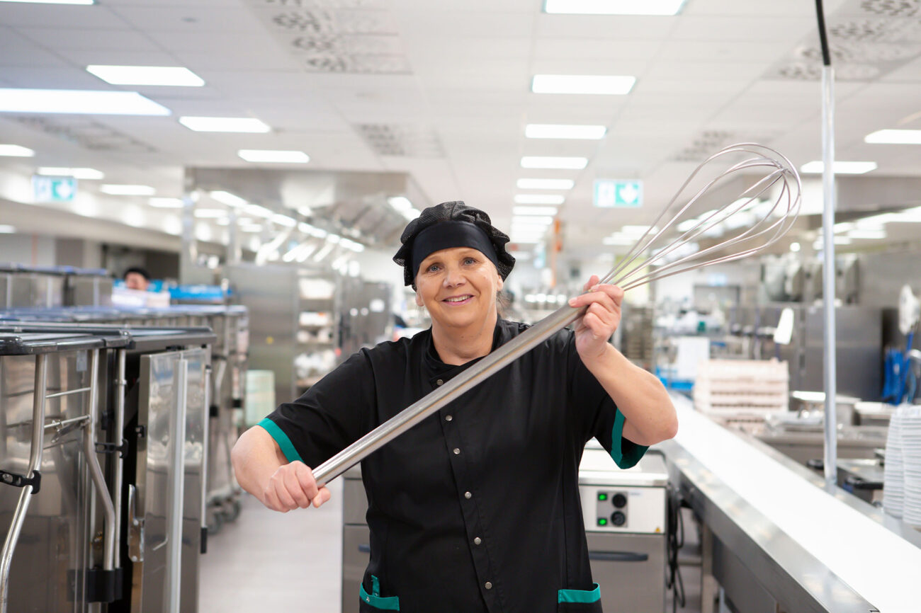 Päivi Viirumäki puolivartalokuvassa ison vispilän kanssa.