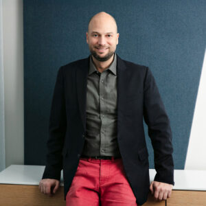 Patrizio Lainà istuu lipaston päällä.