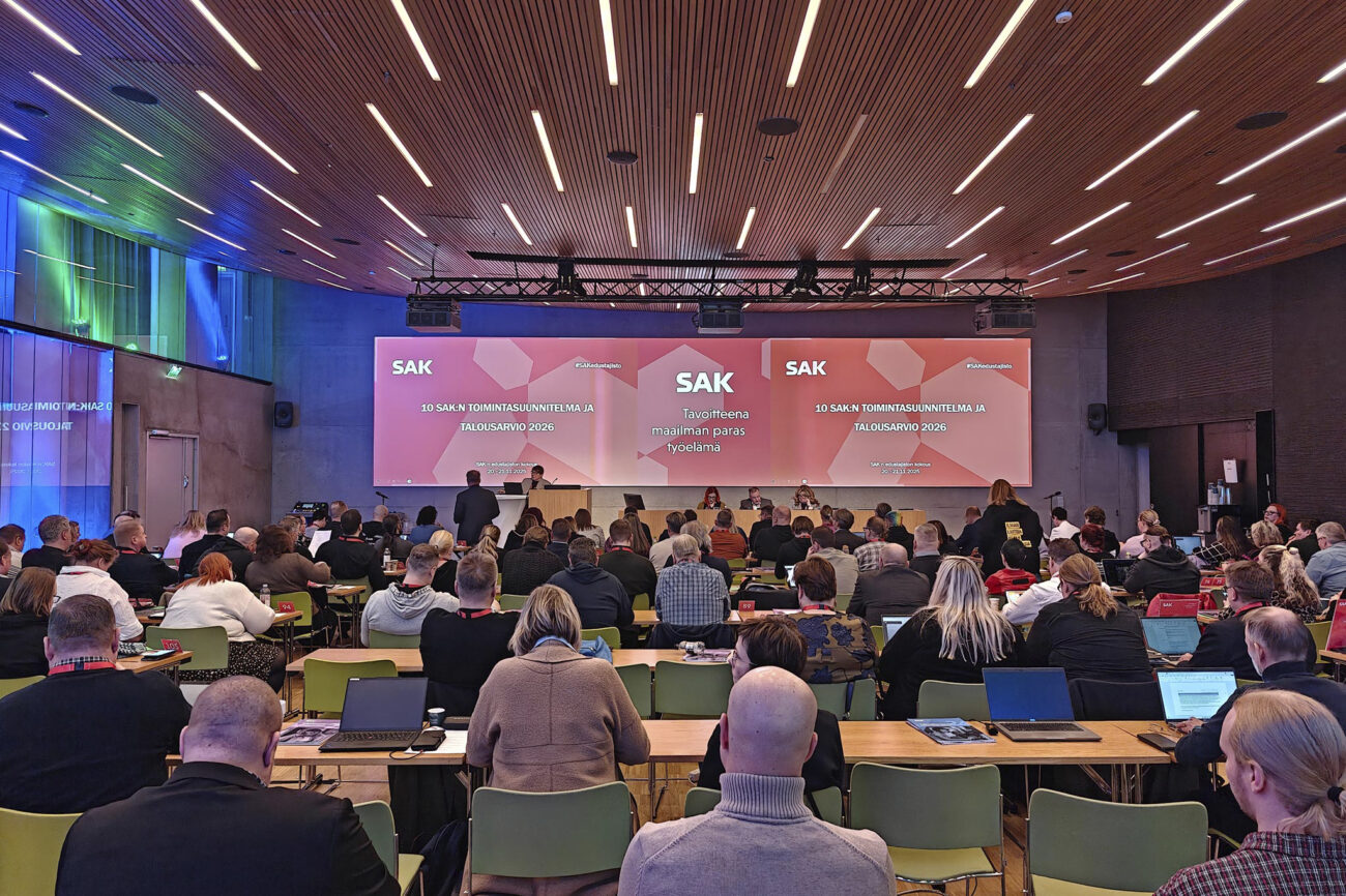 Kuva kokoussalista jossa edustajiston jäseniä ja puheenjohtajisto korokkeella.