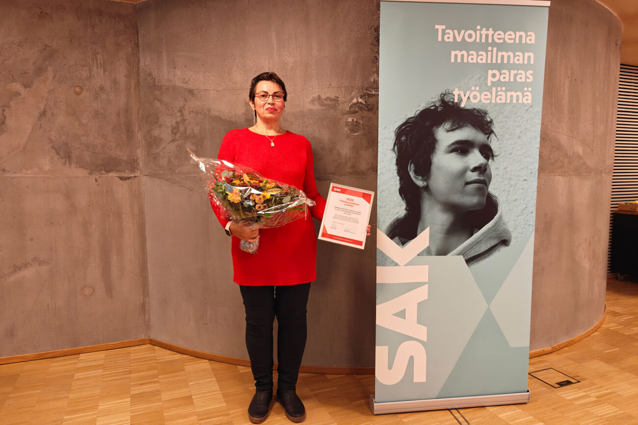 Valli Pruuli onnittelukukkien kanssa SAK:n edustajistossa.