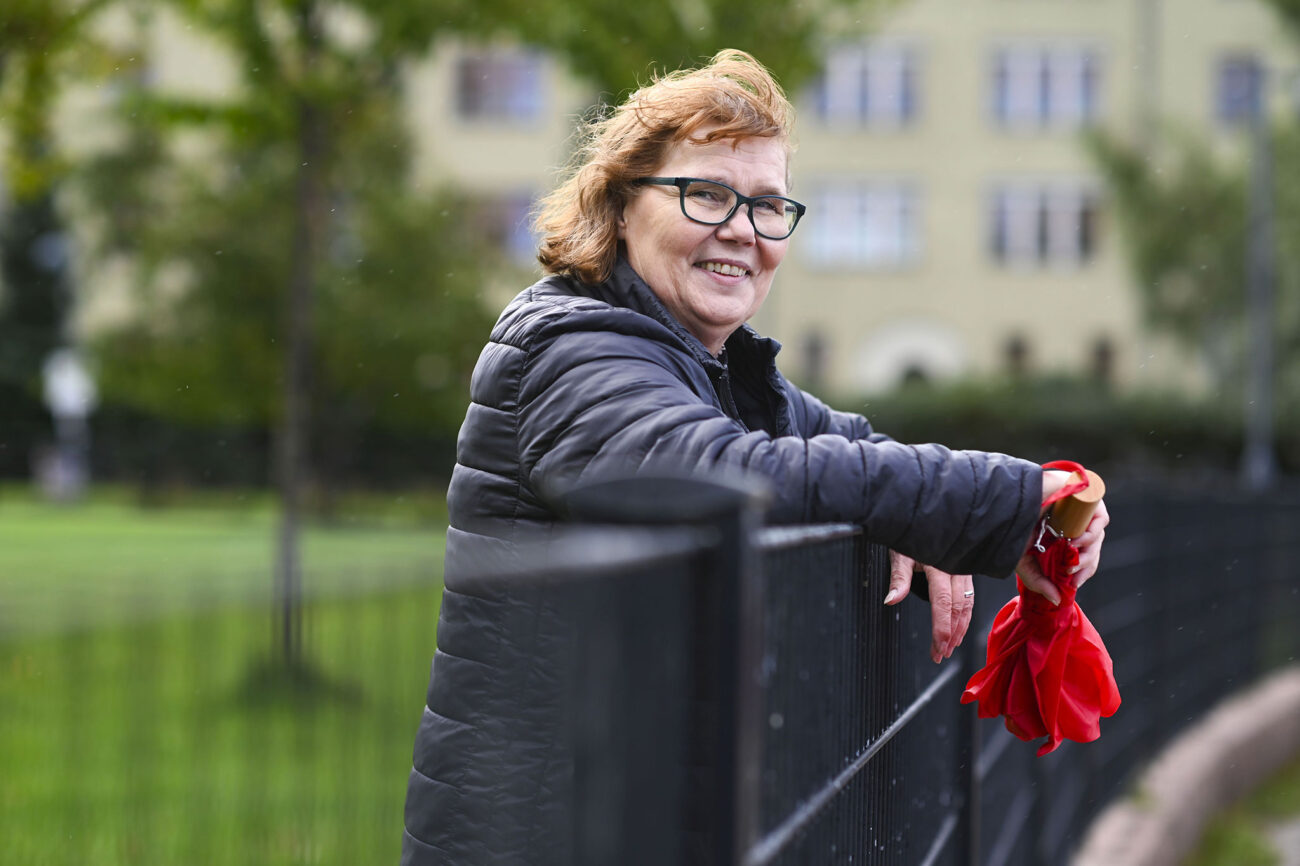 Puolivartalokuva aitaan nojaavasta Lea Ikosesta.