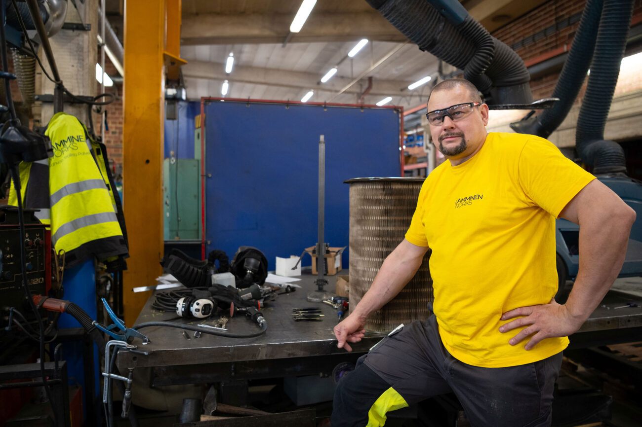 Mikä Kulmala puolivartalokuvassa työpöydän ääressä suojalasit silmillä.