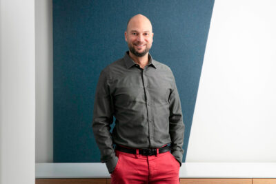 Patrizio Laina puolivartalokuvassa kädet housun taskuissa.