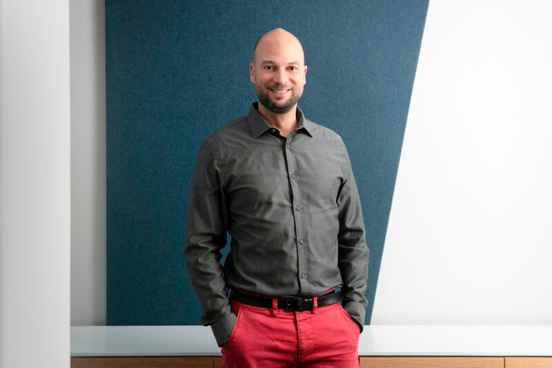 Patrixio Laina puolivartalokuvassa kädet housun taskuissa .