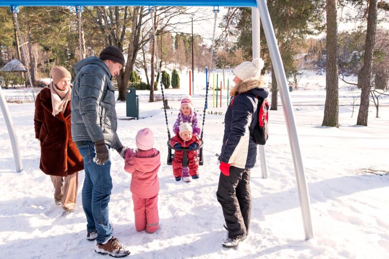 Perhe ulkoilee talvisella säällä.