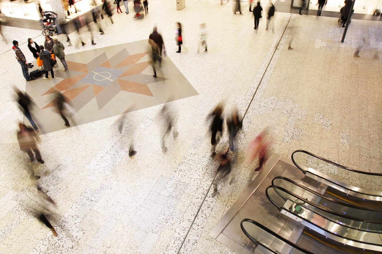 Ihmisiä kävelemässä Helsingin Asematunnelissa.