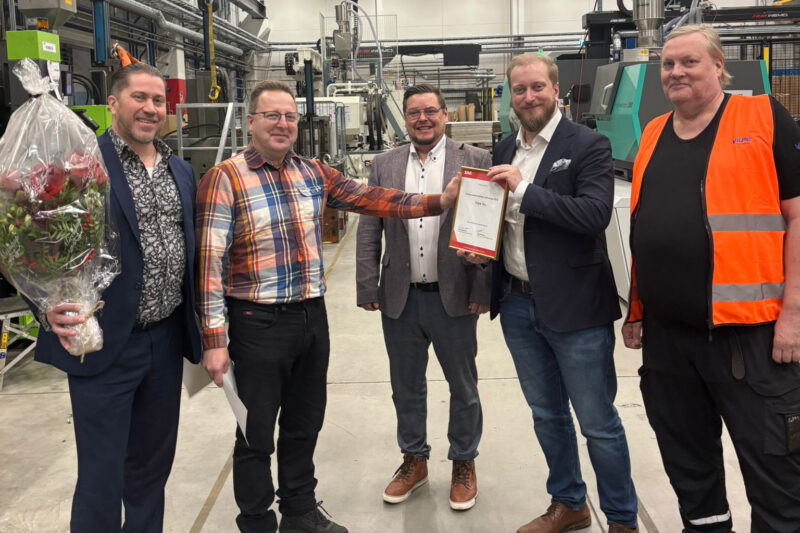 Kuvassa SAK:n ja aluetoimikunnan edustajat ojentavat palkinnon Vilpe Oy:n edustajille.