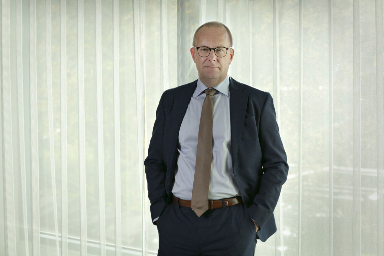 Jarkko Elorannan puolivartalokuva kädet taskussa.