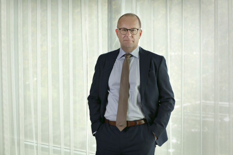 Jarkko Elorannan puolivartalokuva kädet taskussa.