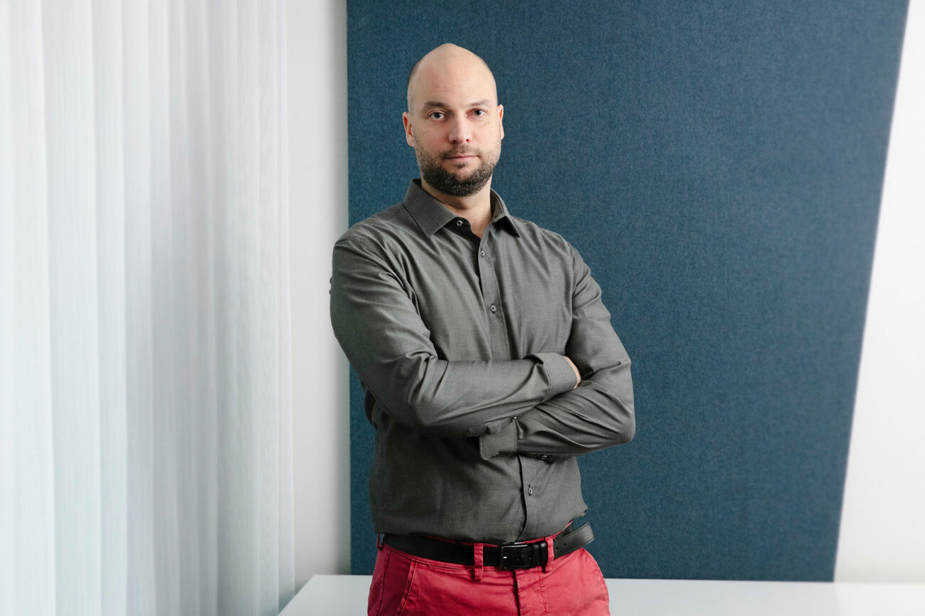 Patrizio Lainà puolivartalokuvassa kädet ristissä rinnan päällä.