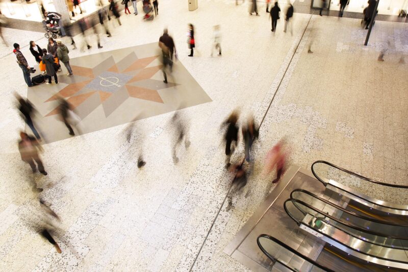 Ihmisiä kulkemassa Helsingin asematunnelissa.