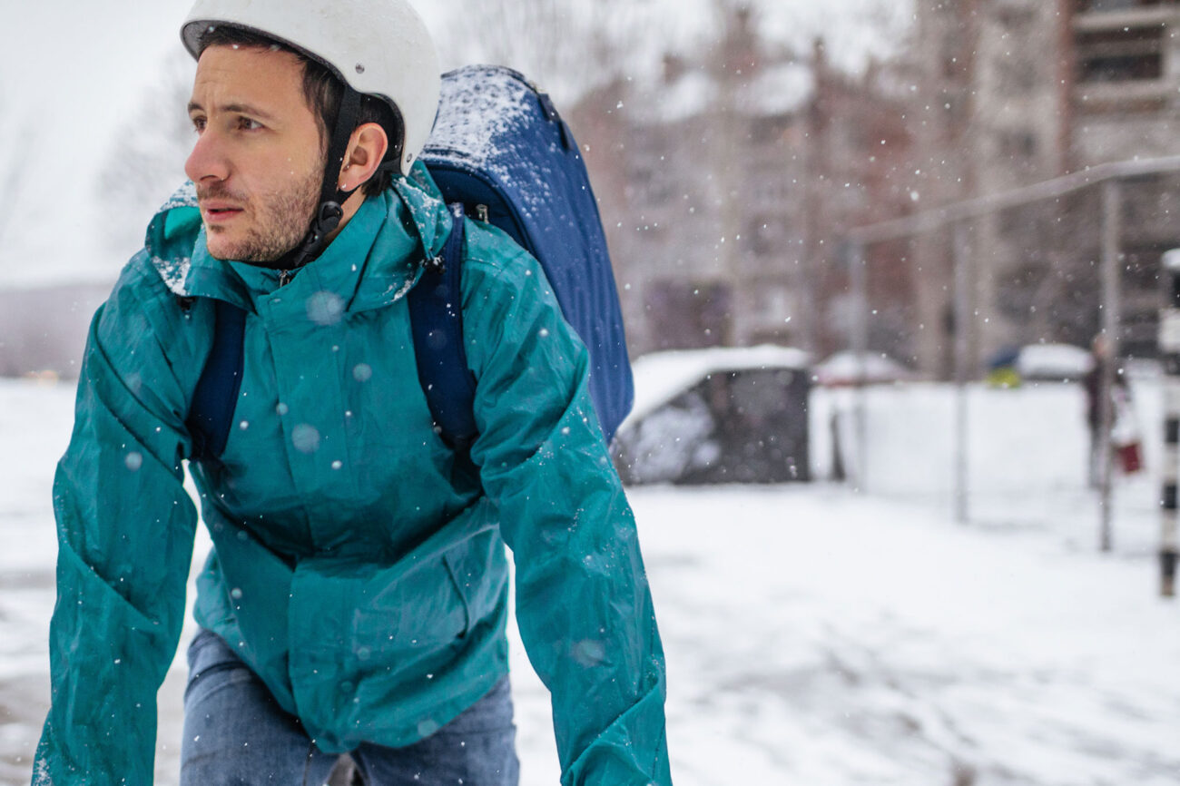 Polkupyrälähetti polkemassa pyörällä