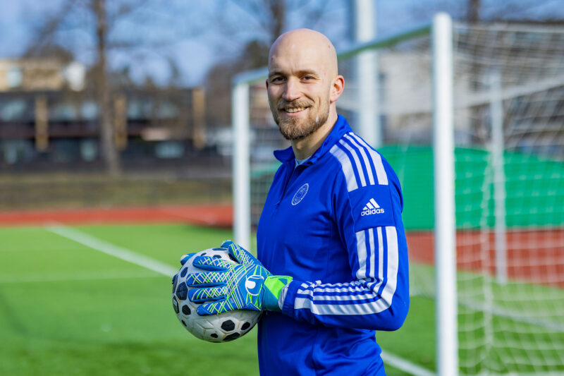 Maalivahti Topi Valtonen pitää jalkapalloa kädessään ja katsoo suoraan kameraan.