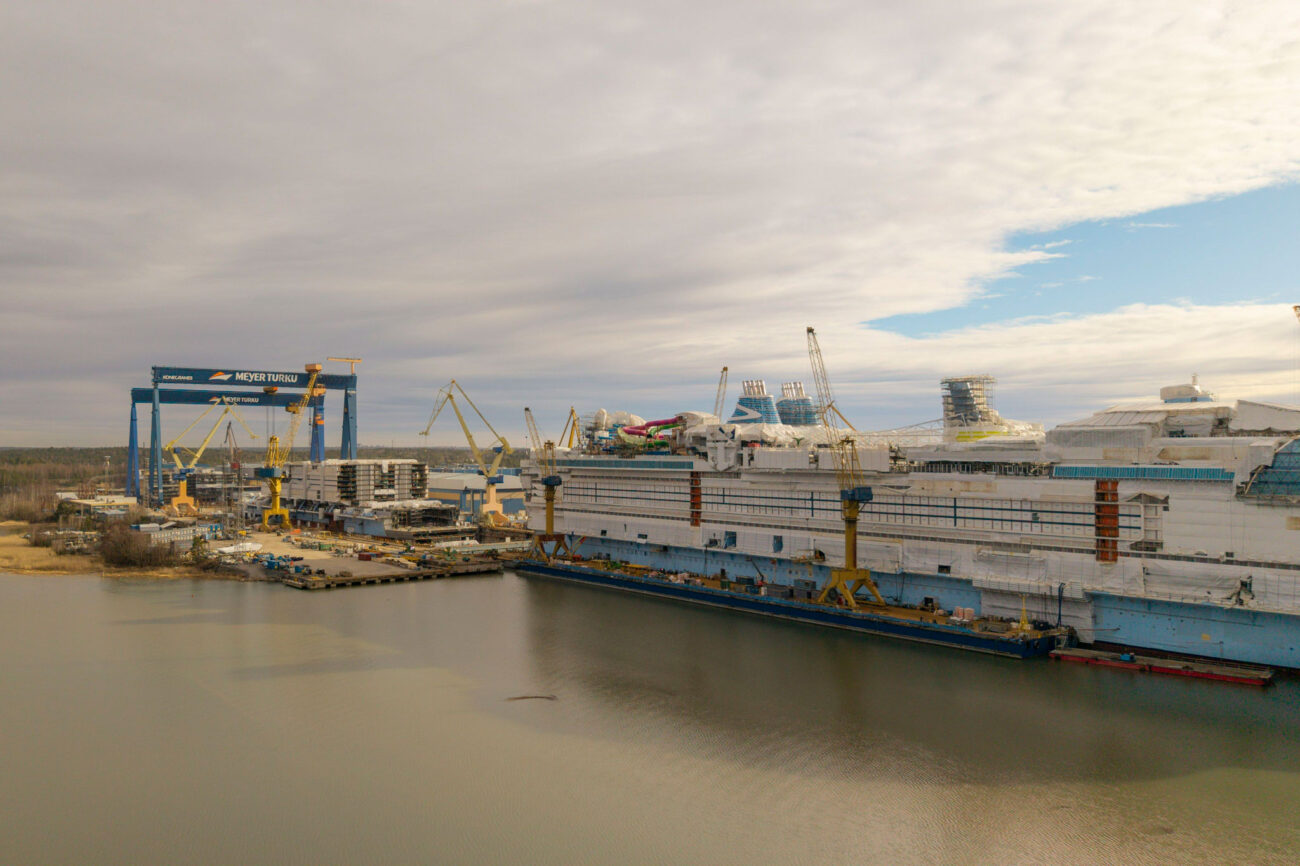 Ilmasta otettu kuva laivasta Mayerin Turun telakalla.