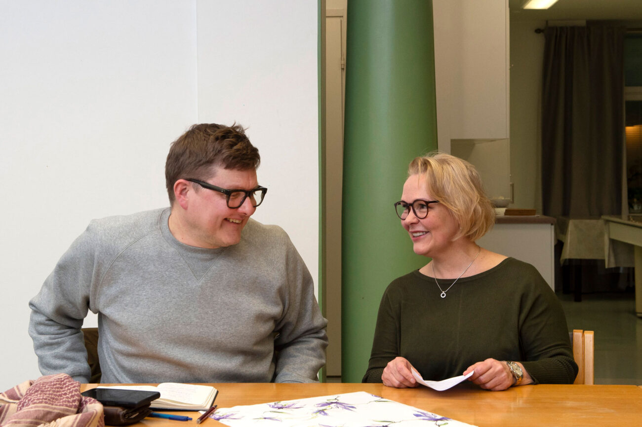 Teemu Valli ja Eveliina Koivisto istuvat pöydän ääressä.