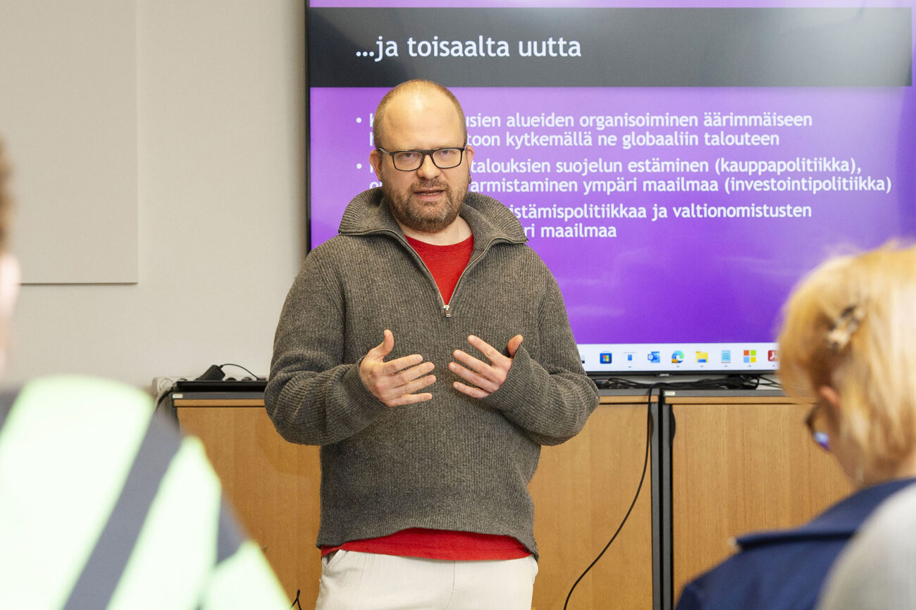 Puolivaratalokuva Teppo Eskelisestä luennoimassa.