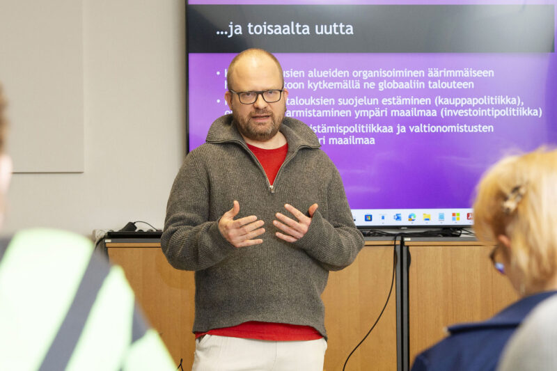 Puolivaratalokuva Teppo Eskelisestä luennoimassa.