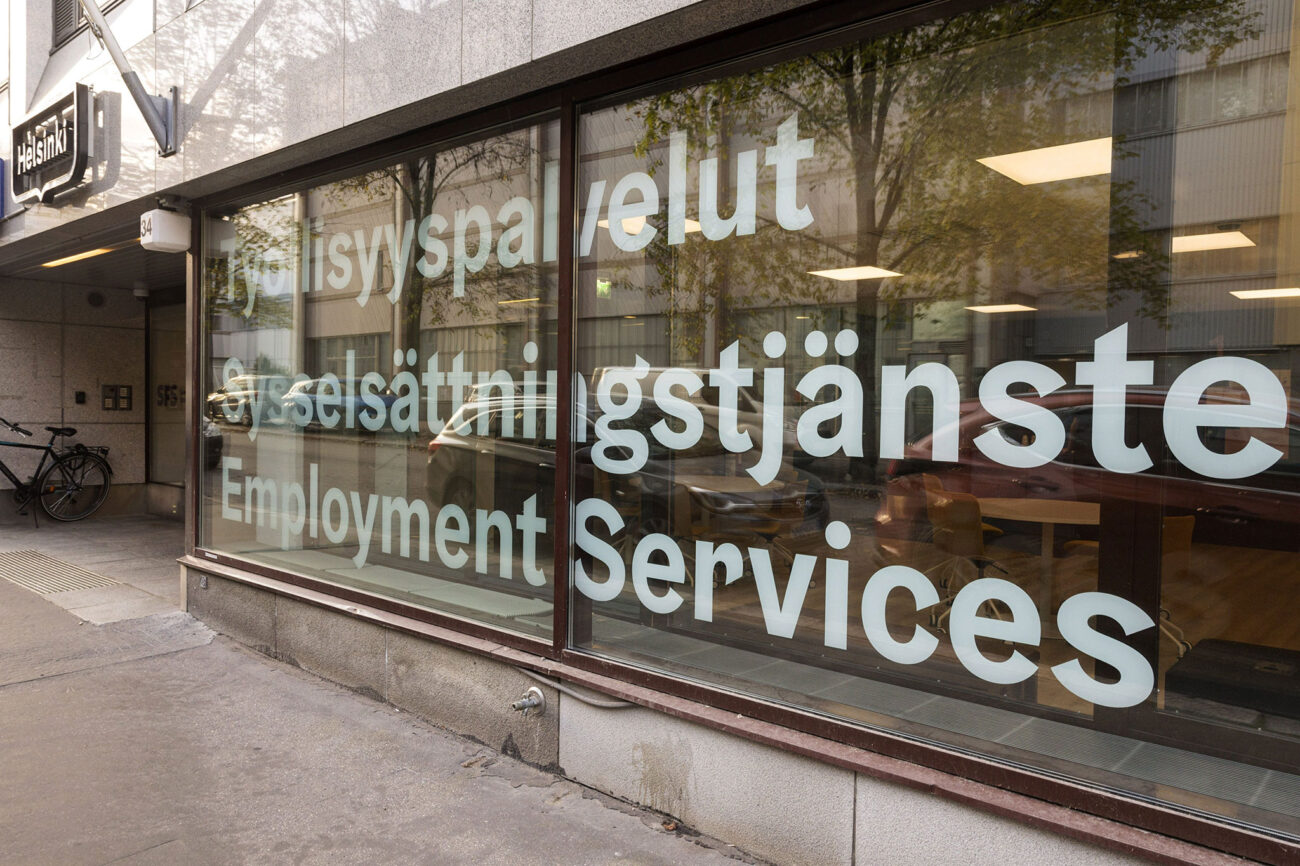 Kuva Helsingin työllisyyspalvelujen isosta ikkunasta jossa teksti työllisyyspalvelut.