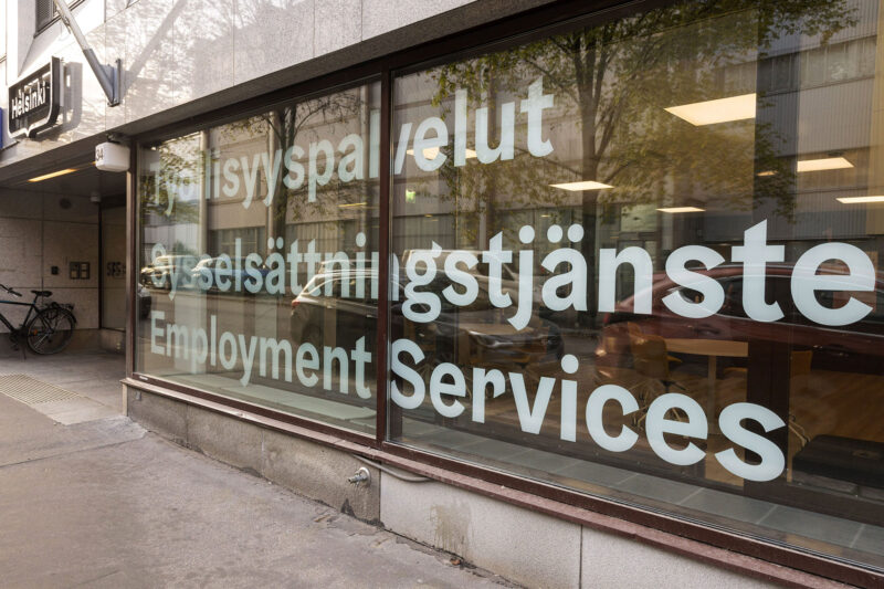 Kuva Helsingin työllisyyspalvelujen isosta ikkunasta jossa teksti työllisyyspalvelut.