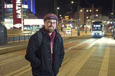 Viljami Vaskonen puolivartalokuva taustalla raitiovaunu.