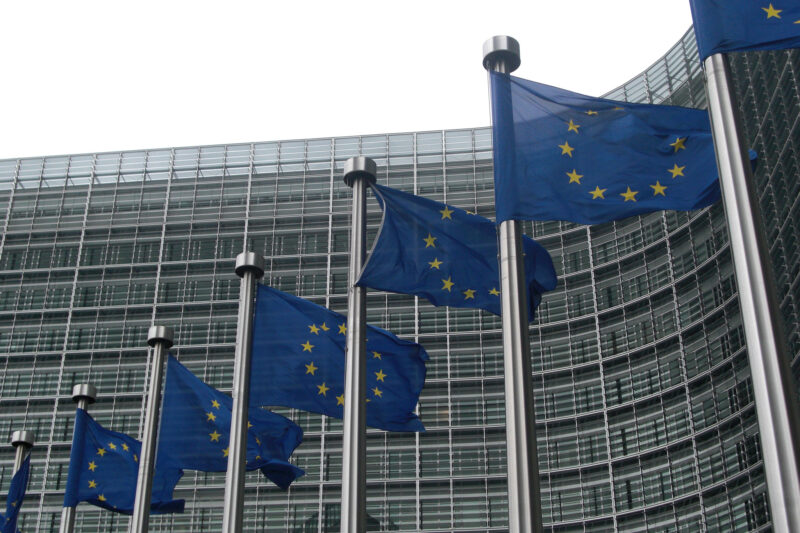 EU:n lippuja komission edessä.