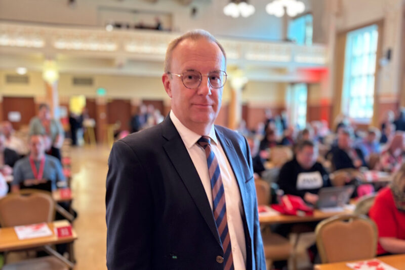Jarkko Eloranta seisoo Paasitornin juhlasalissa.