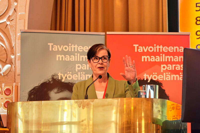 Katja Syvärinen puhujapöntössä.