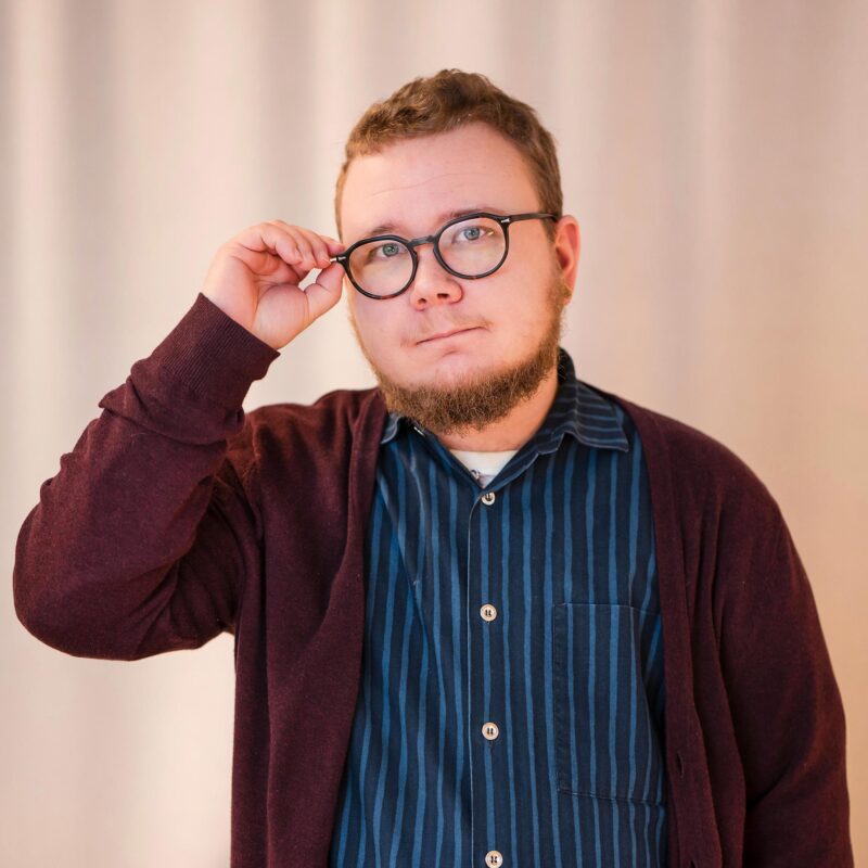 Lauri Kujala asettaa silmälasejaan paikoilleen.